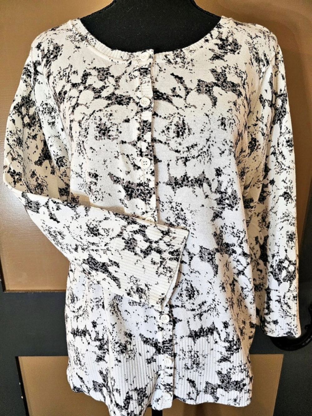 Floral Button Front Cardigan in White & Black ✨️ Like New